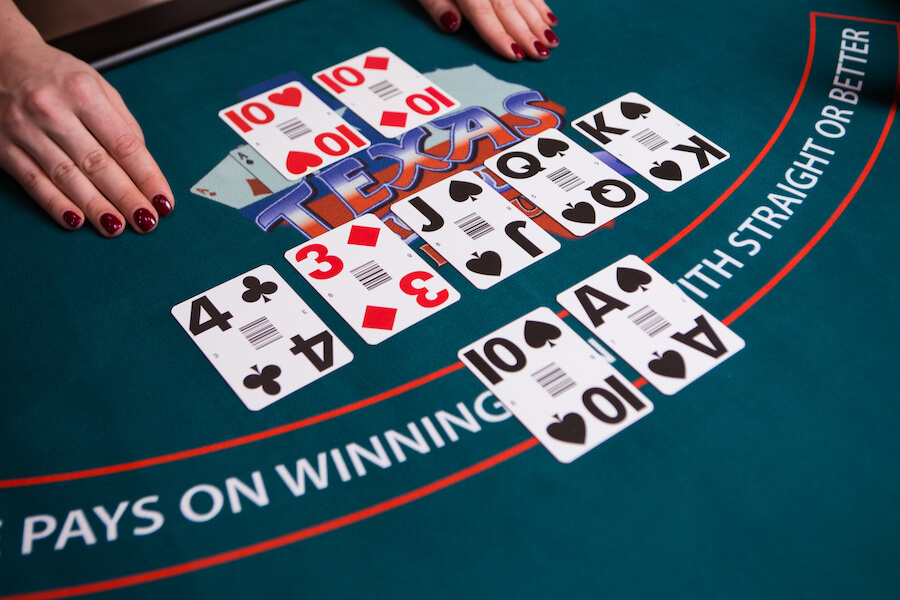 Karty na stole w pokerze Texas Hold'em